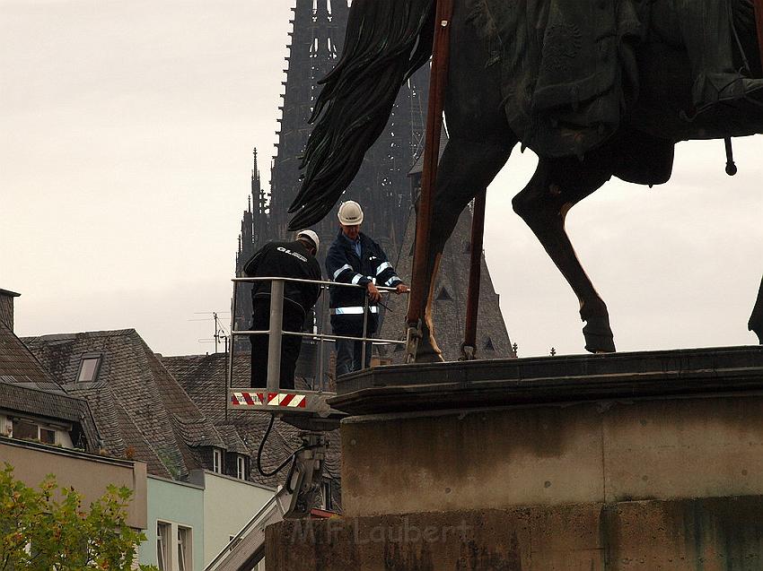 Reiterdenkmal kehrt zurueck auf dem Heumarkt P75.JPG